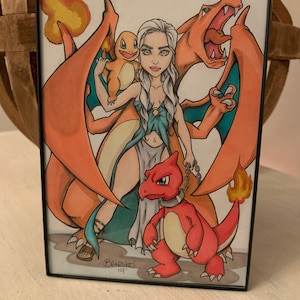 Może przedstawiać: Ilustracja ręcznie rysowana kobiety z długimi białymi włosami, ubrana w niebieską i zieloną sukienkę, stojąca z trzema Pokémonami. Pokémonami są Charizard, Charmeleon i czerwono-żółte stworzenie. Ilustracja jest podpisana "Benzing 19'" w prawym dolnym rogu.