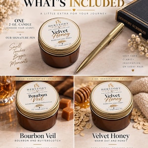 K&ouml;nnte beinhalten: Eine 57 g Kerze in einem braunen Glasgef&auml;&szlig; mit goldenem Deckel, beschriftet mit Velvet Honey, neben einem goldenen Stift und einem schwarzen Notizbuch. Der Text lautet WHAT'S INCLUDED, HERSTORY SCRIBBLES, Bourbon Veil und Velvet Honey.