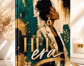 Könnte beinhalten: Ein Notizbuch mit festem Einband und einem abstrakten, in Blaugrün, Schwarz und Gold bemalten Hintergrund. Das Cover zeigt eine Profilillustration einer Person mit dunklem, lockigem Haar in einem Dutt und einem goldenen Ohrring. Der Text HER era ist in Gold gedruckt.