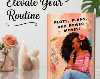 Könnte beinhalten: Ein Notizbuch mit festem Einband und einer Illustration einer Person mit lockigem Haar, die ein rosa gestreiftes Oberteil und eine blaue Jeans trägt. Der Text auf dem Einband lautet "PLOTS, PLANS, AND POWER MOVES!" mit einem kleinen Herz.