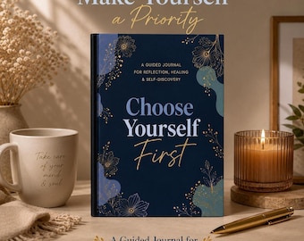 Könnte beinhalten: Ein dunkelblaues, geführtes Journal mit dem Titel Choose Yourself First, verziert mit goldenen Blumenlinien und hellblauen abstrakten Formen. Der Einband trägt den Text A Guided Journal for Reflection, Healing & Self-Discovery.