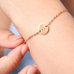 Pulsera de letras, pulsera inicial delicada, pulsera de disco inicial diminuta, pulsera a juego