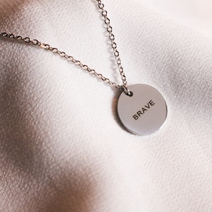Collar de disco personalizado, regalo de guerrero, joyería de sobreviviente, collar de recuperación, collar de guerrero.