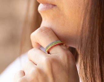 Anillo de piedra de nacimiento de oro, anillo de apilamiento, anillo familiar, mamá e hija, piedra de nacimiento delicada de oro, banda de media eternidad, regalo para mamá