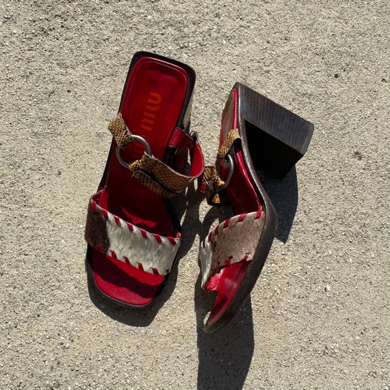 靴 Vintage Miu Miu Cowhide Bow Mules Miu Miu embroidered bow kitten heel mules (EU 36 / US 5,5