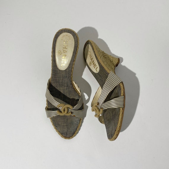 靴 CHANEL Striped Wedge Sandals Espadrilles Chanel CC Gray Striped Espadrille Wedge Sandals - Etsy