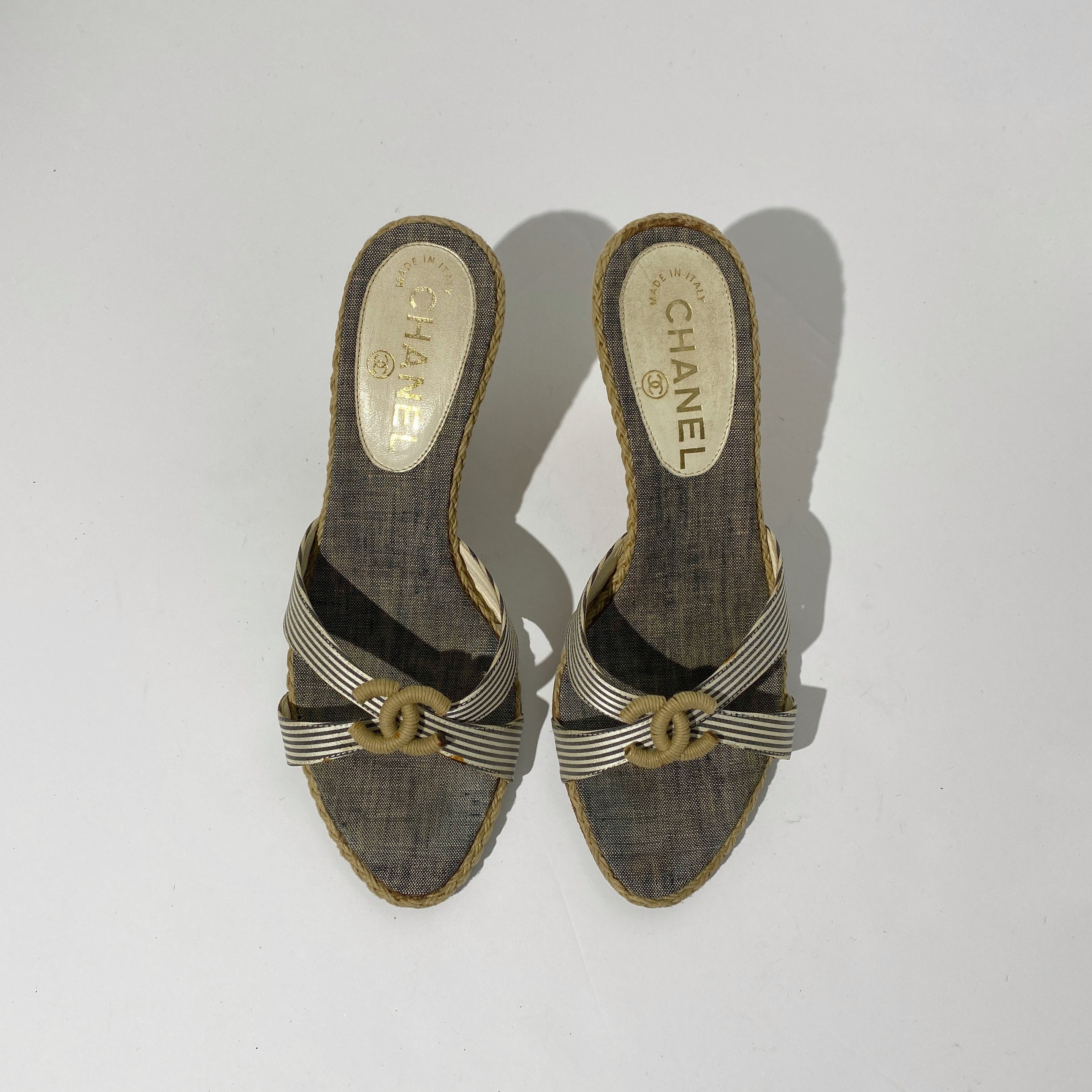 靴 CHANEL Striped Wedge Sandals Espadrilles Chanel CC Gray Striped Espadrille Wedge Sandals - Etsy