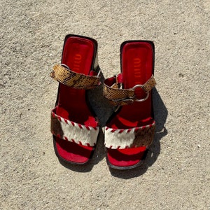 靴 Vintage Miu Miu Cowhide Bow Sandals 36 Miu Miu 1998 SS Cow Pony Fur Block Heels - Etsy