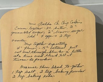 Personalisiertes Schneidebrett aus Holz mit handgeschriebenem Rezept