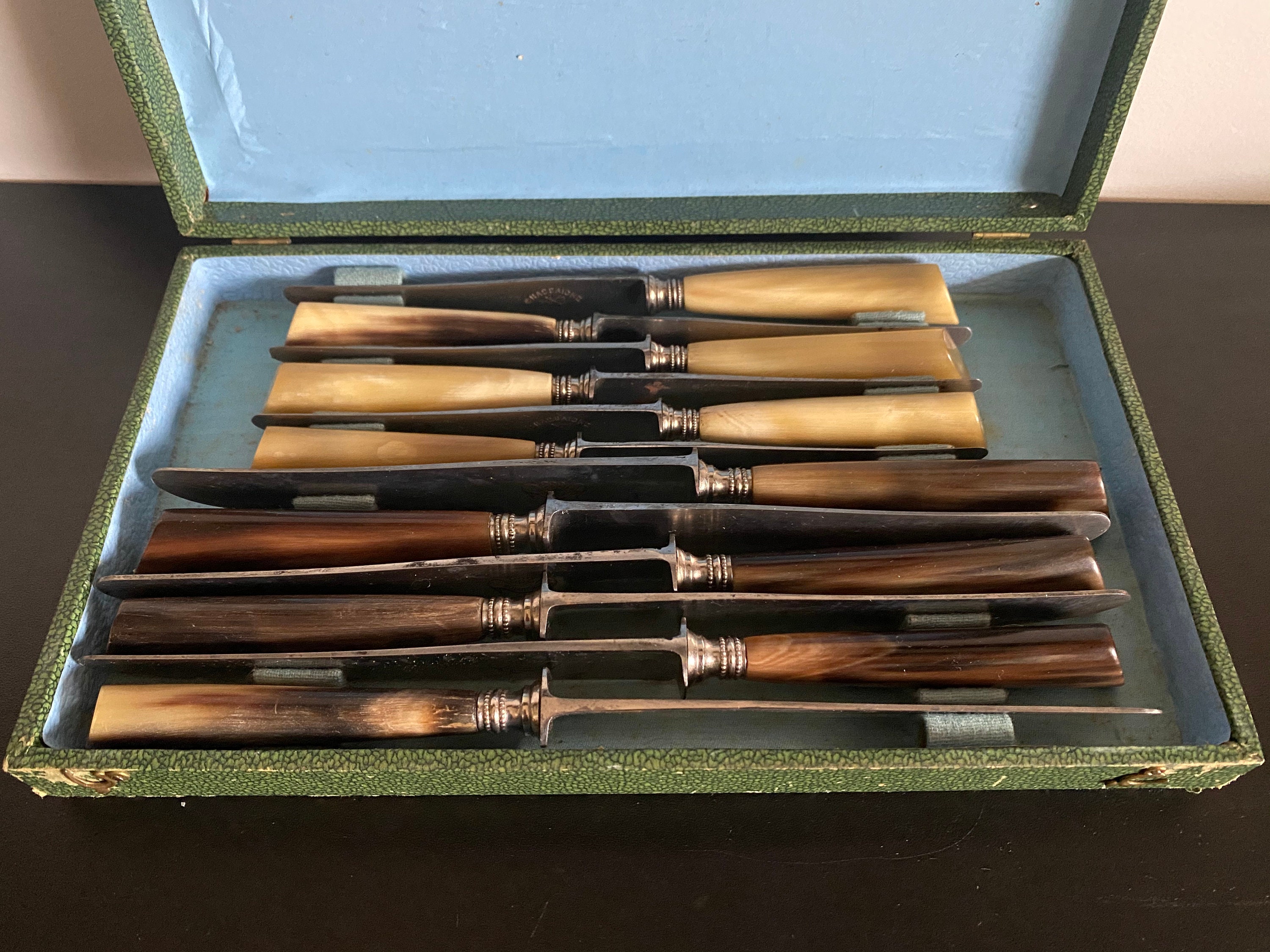 Douze Couteaux de Table Manches en Corne | 6 Grands et 6 à Fromage Début 20E French 1900 Horn Knives