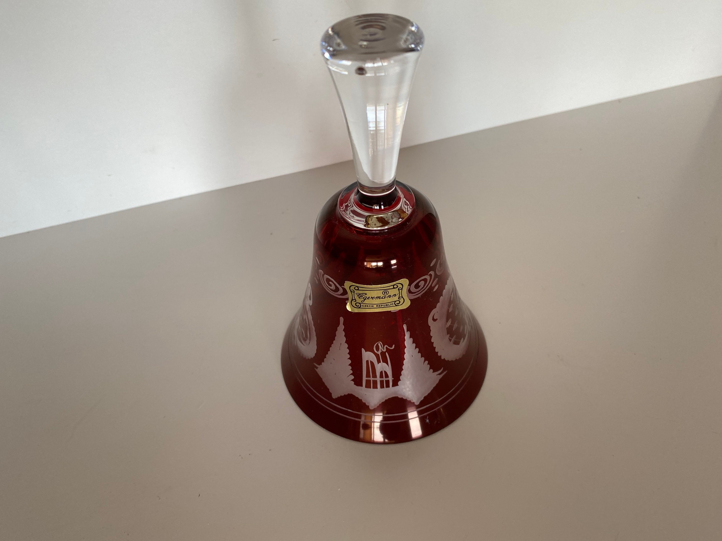 Clochette de Table en Cristal Rouge Egermann , Taillé Ancienne, Origine Boheme Vintage Parfait Etat 