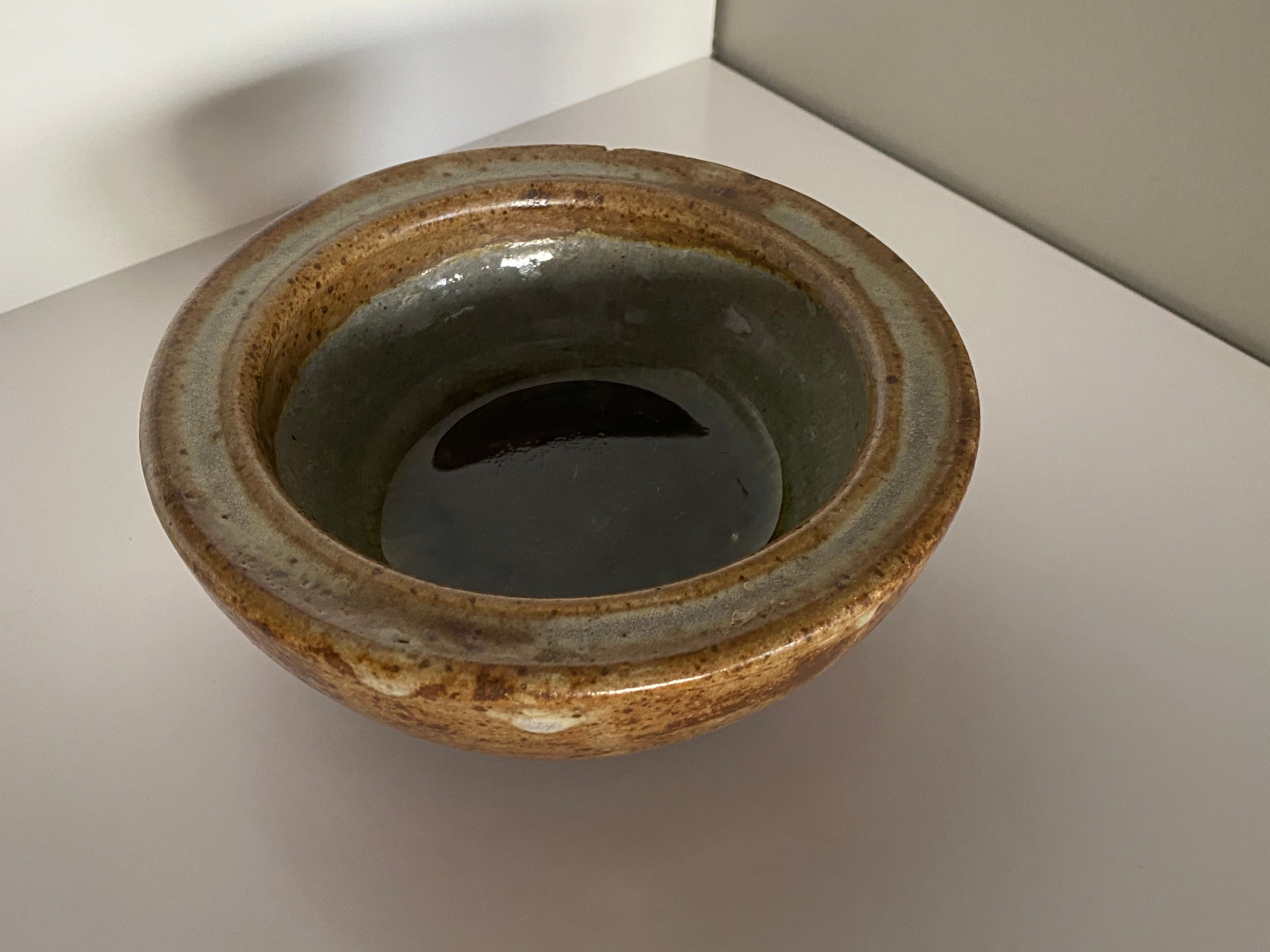 Cendrier Rond en Grès Épais Forme Ronde Presse Papier Années 1950 Brun Roux Midcentury Modernist Fre