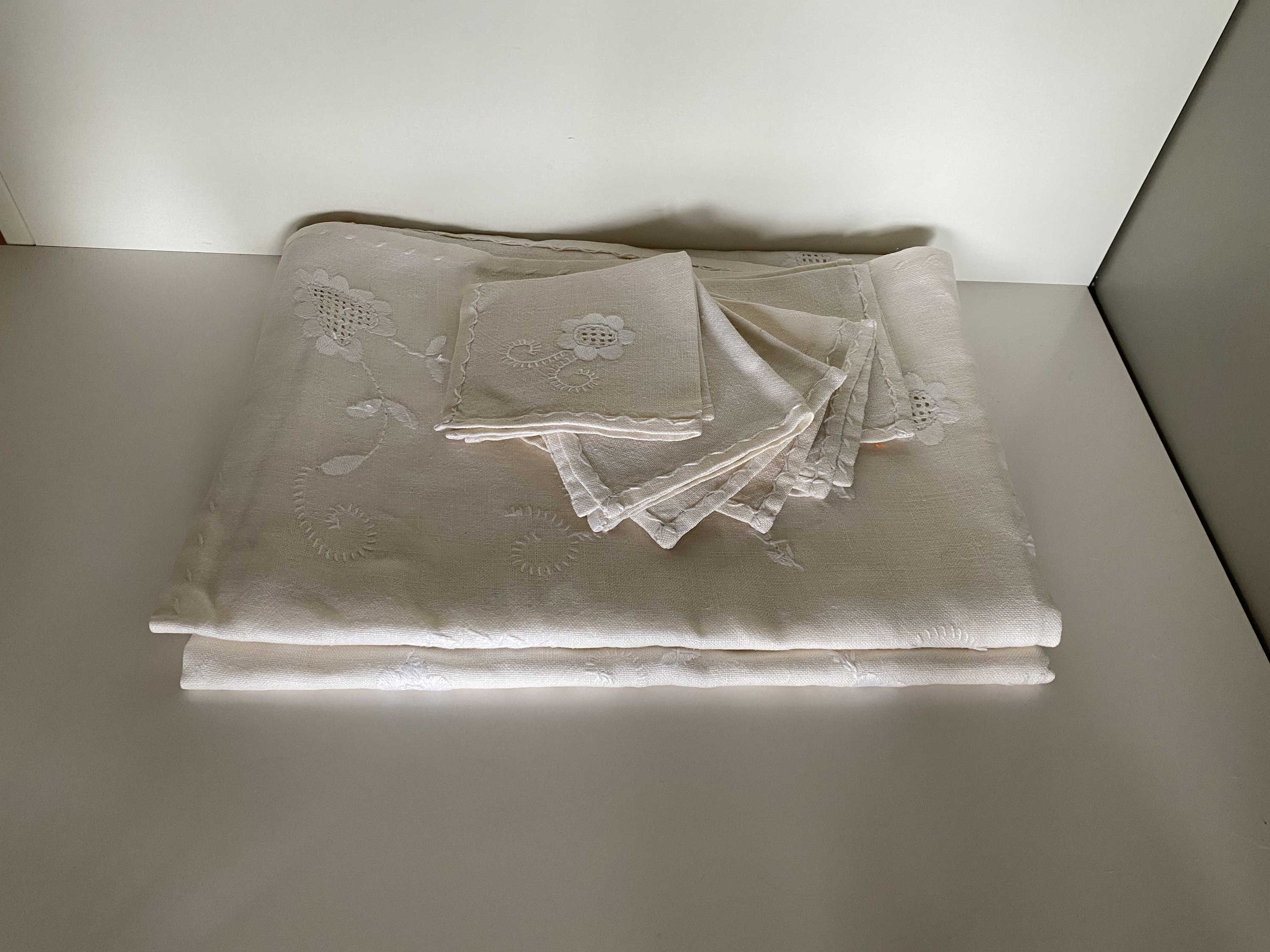 Ensemble Nappe et 6 Serviettes Anciennes Brodées de Fleurs Coton/Lin Blanc Vintage Antique French Wh