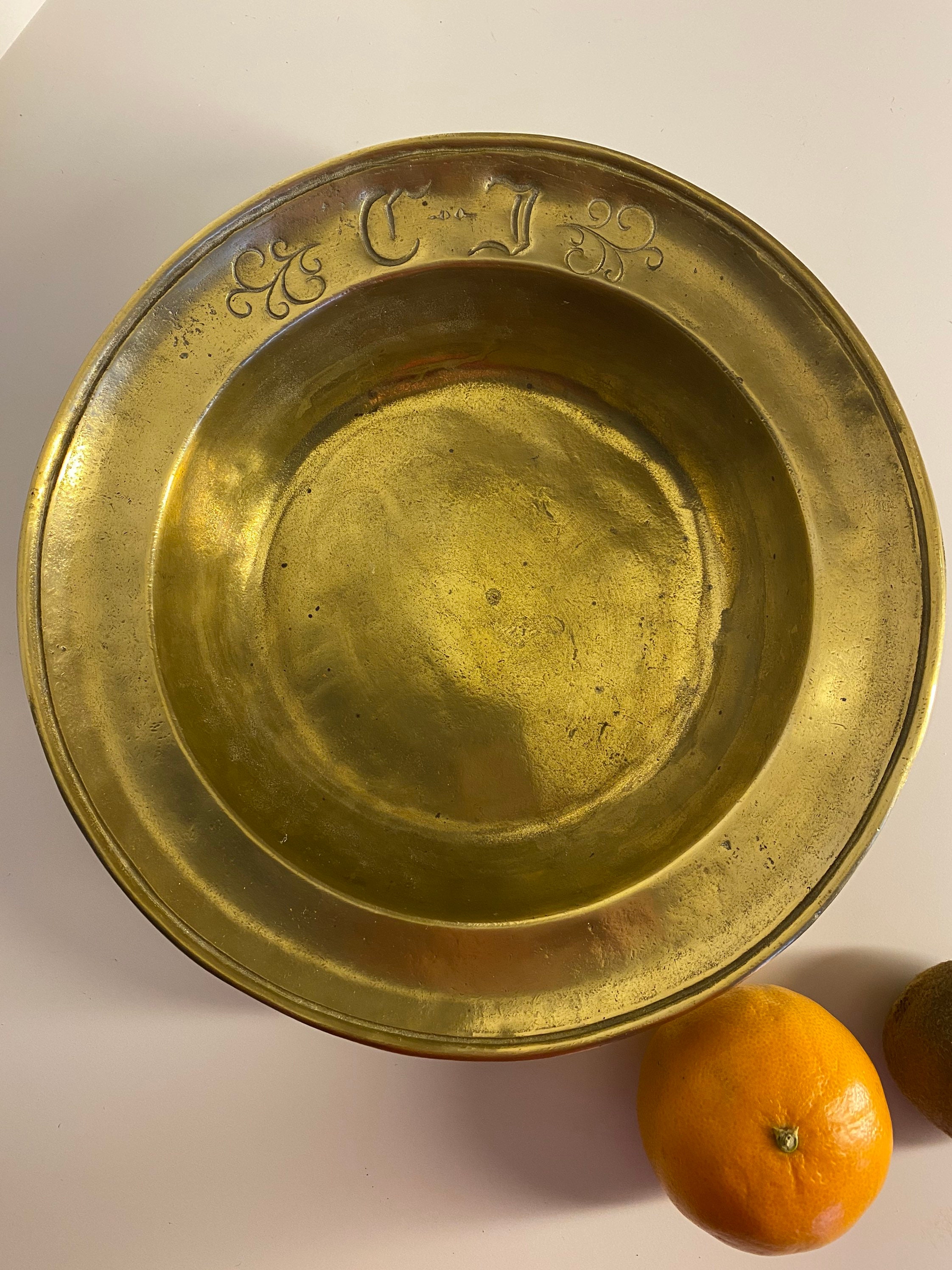 Plat de Baptême ou à Quête Xl en Laiton Ancien French Antique 2Kg avec Initiales Cj Monogramme Déco