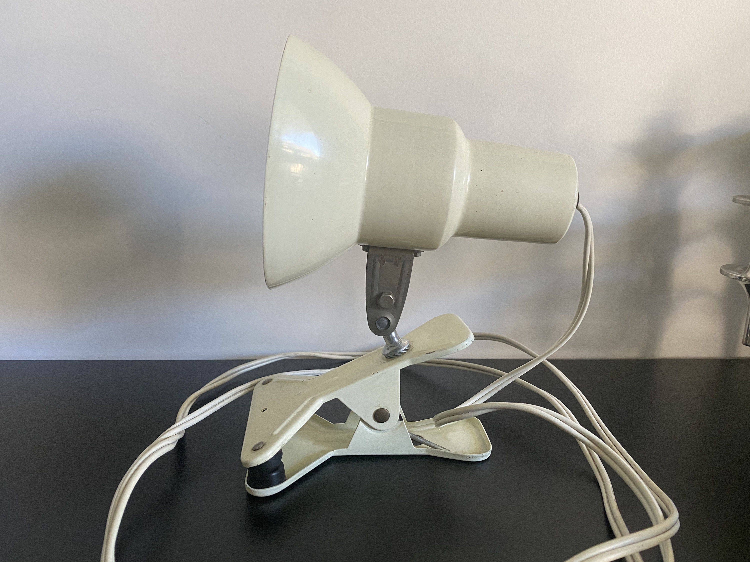 Lampe A Pince Spot, Déflecteur Métal Laqué Beige Vintage Années 60 Design Light Moderniste French Mi