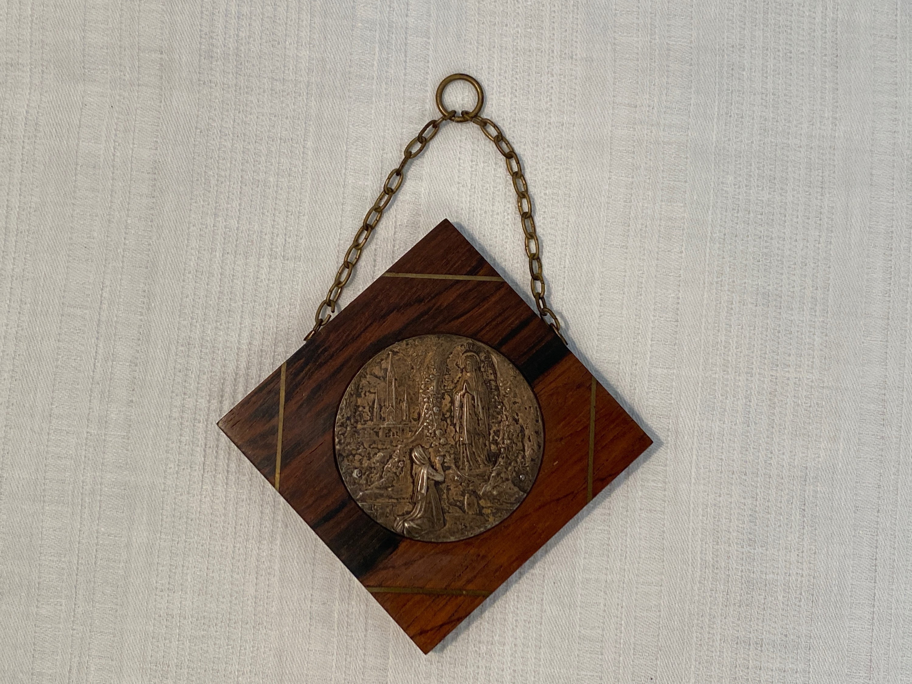 Cadre Bois et MédailleNotre Dame de Lourde Souvenir Vintage French Antique 1900 Hanging Frame Losang