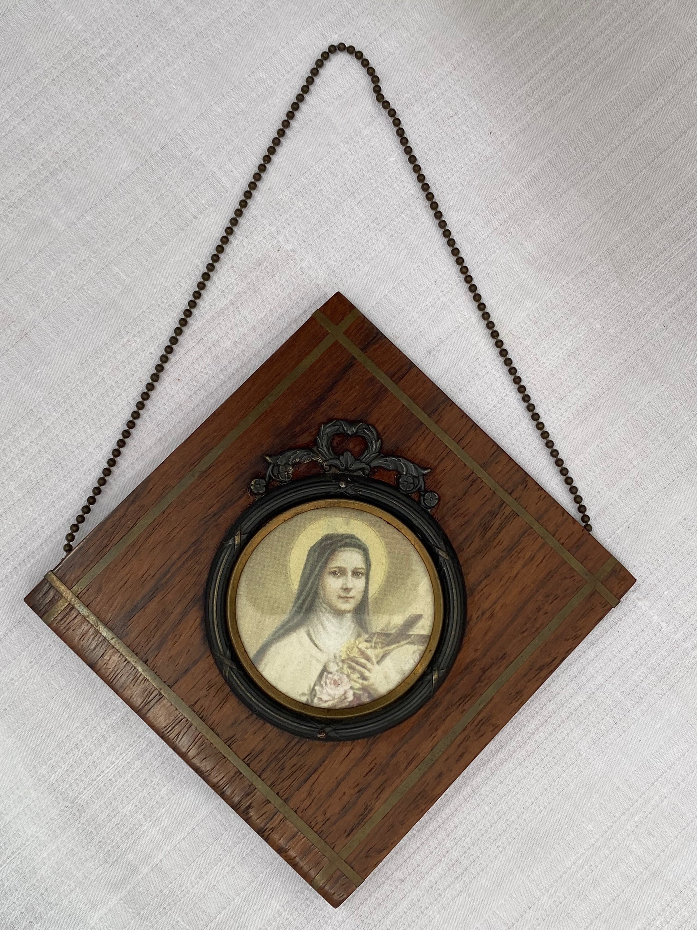 Cadre Sainte Therese de Lizieux Photo Souvenir Vintage French Antique 1900 Round Glass Hanging Frame