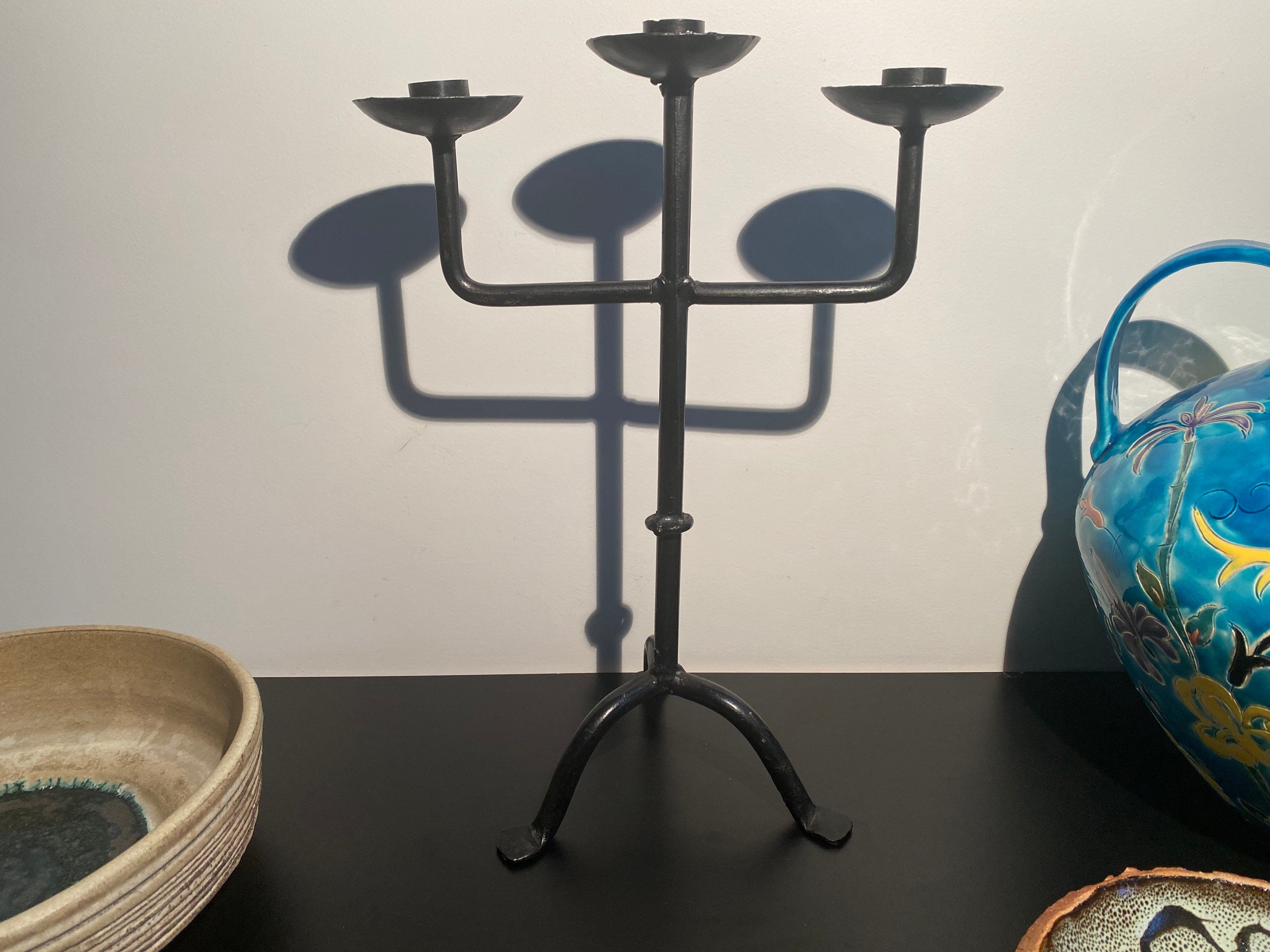 Grand Chandelier Tripode Brutaliste en Fer Forgé Fait Main Vintage 1950 Mcm Antique Iron Moderniste