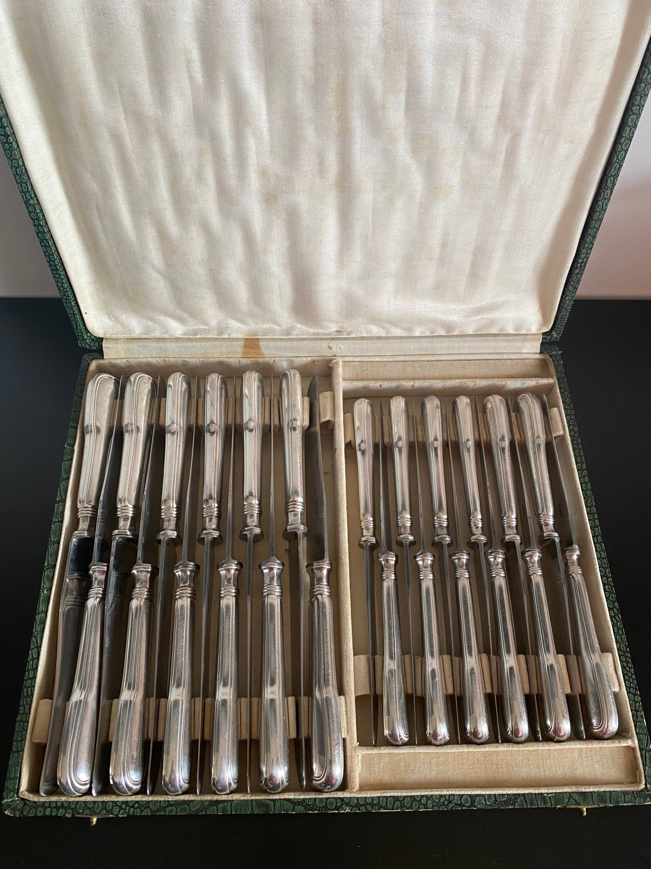 Couteaux en Métal Argenté Vintage 1920 Modèle Filet Plat Manches Fourrés France Paris Poinçon Orfèvr