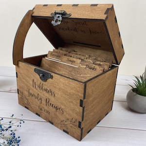 Scatola ricette 4x6 con divisori, scatola di cartoline di ricette personalizzate, regalo di compleanno per mamme, scatola di legno incisa personalizzata, regalo doccia nuziale personalizzato