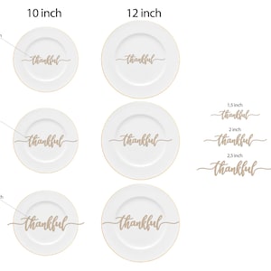 Puede incluir: Tres platos de cer&aacute;mica blanca con borde dorado, cada uno con la palabra "thankful" en escritura cursiva. Los platos tienen un di&aacute;metro de 25,4 cm, 30,5 cm y 30,5 cm.