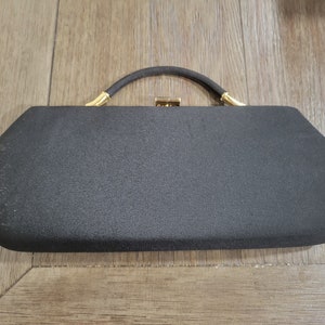 Monedero vintage negro con asa