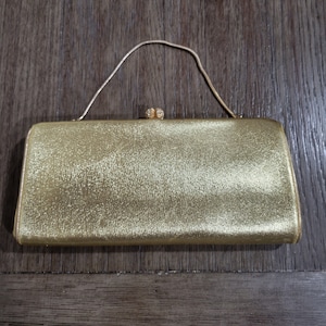 Cartera de mano vintage dorada con cadena y monedero