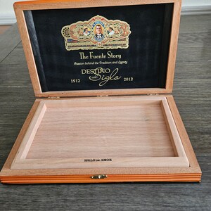 Vintage Destino al Siglo Cigar Box
