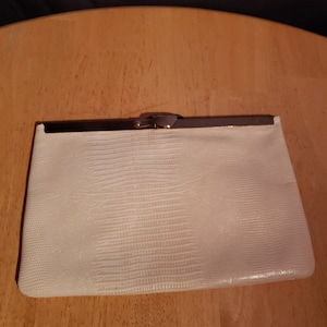 Monedero vintage de piel color crema Etra con cadena