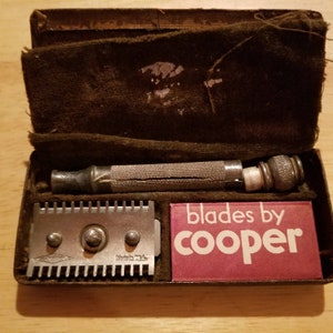 Vintage Gillette Traveling Razor in Case