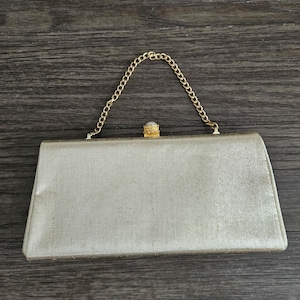 Cartera de mano vintage dorada con cadena y monedero
