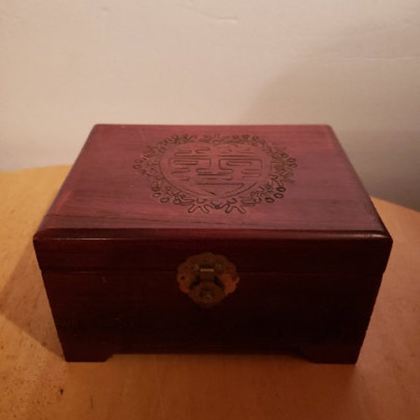 Boîte à bijoux en bois vintage