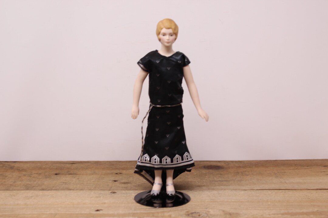 Vintage Roaring Twenties Porcelain Doll Made in Taiwan 1989 With Stand