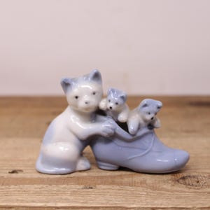Figurine vintage de chat et de chatons - Japon occupé - Chatons dans un botte
