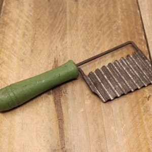 Vintage Metal Crinkle Cutter / Slicer with Green Wooden Handle