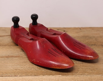 Paire d'arbres à chaussures en bois rouge vintage / civières à chaussures - 102 - Breveté 1933 - L J Applegath & Son