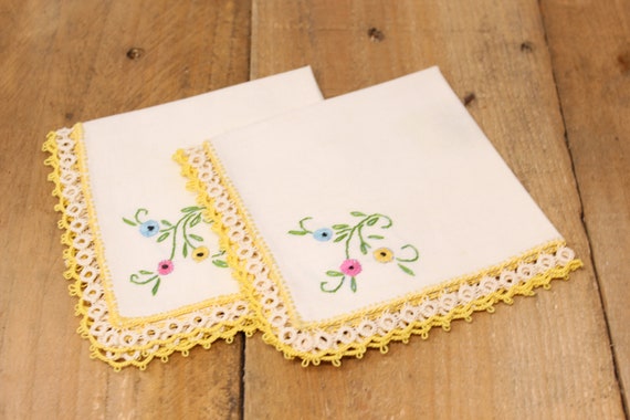 2 Vintage Embroidered Linen Handkerchiefs Etsy Canada