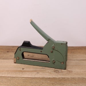Vintage Arrow T-55 Green Metal  Fastener -  Saddle Brook, New Jersey