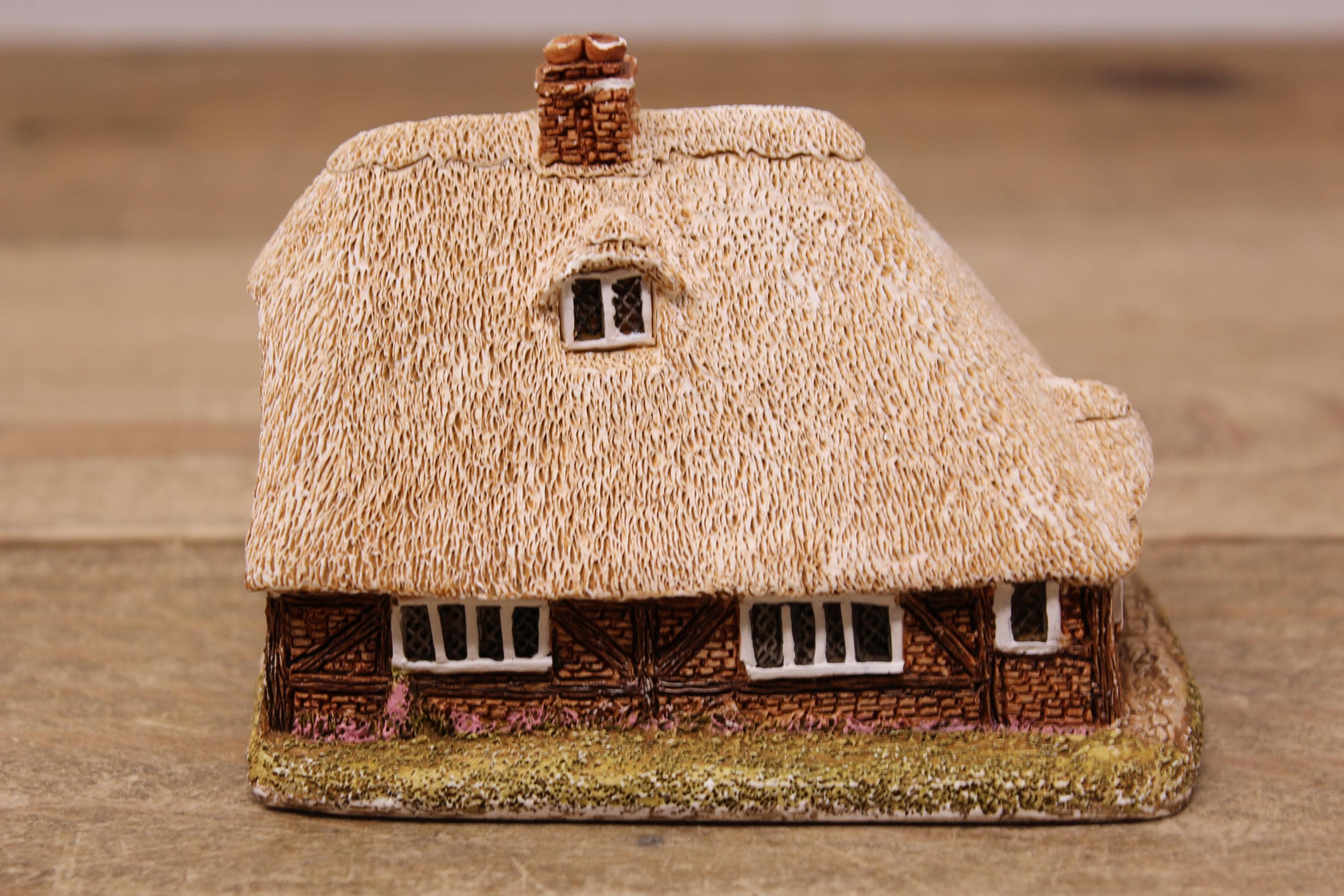 Lilliput Lane Honeysuckle Cottage – Handmade English Cottage