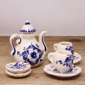 Vintage Tea for 2 - Miniature Teapot with 2 Cup and Saucer and 2 Snack Plates - Blue Floral Design - Dollhouse Tea Set