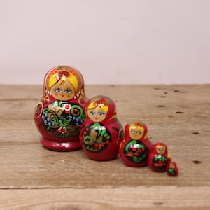 Petites poupées gigognes 5 pièces vintage