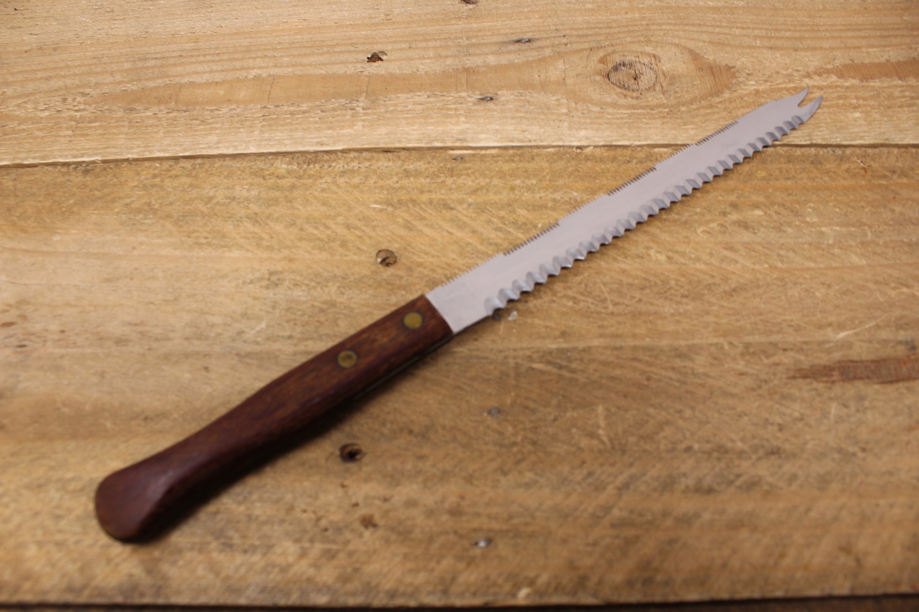 残欠刀　合法サイズ　ナイフ　伝統的な赤い木製ハンドルの刀 Vintage Dalo - Universal Double-Cut - Two-Sided Serrated Knife