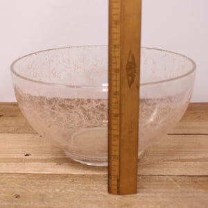 May include: A clear glass bowl with a pink crackle design. The bowl is approximately 18 cm in diameter.