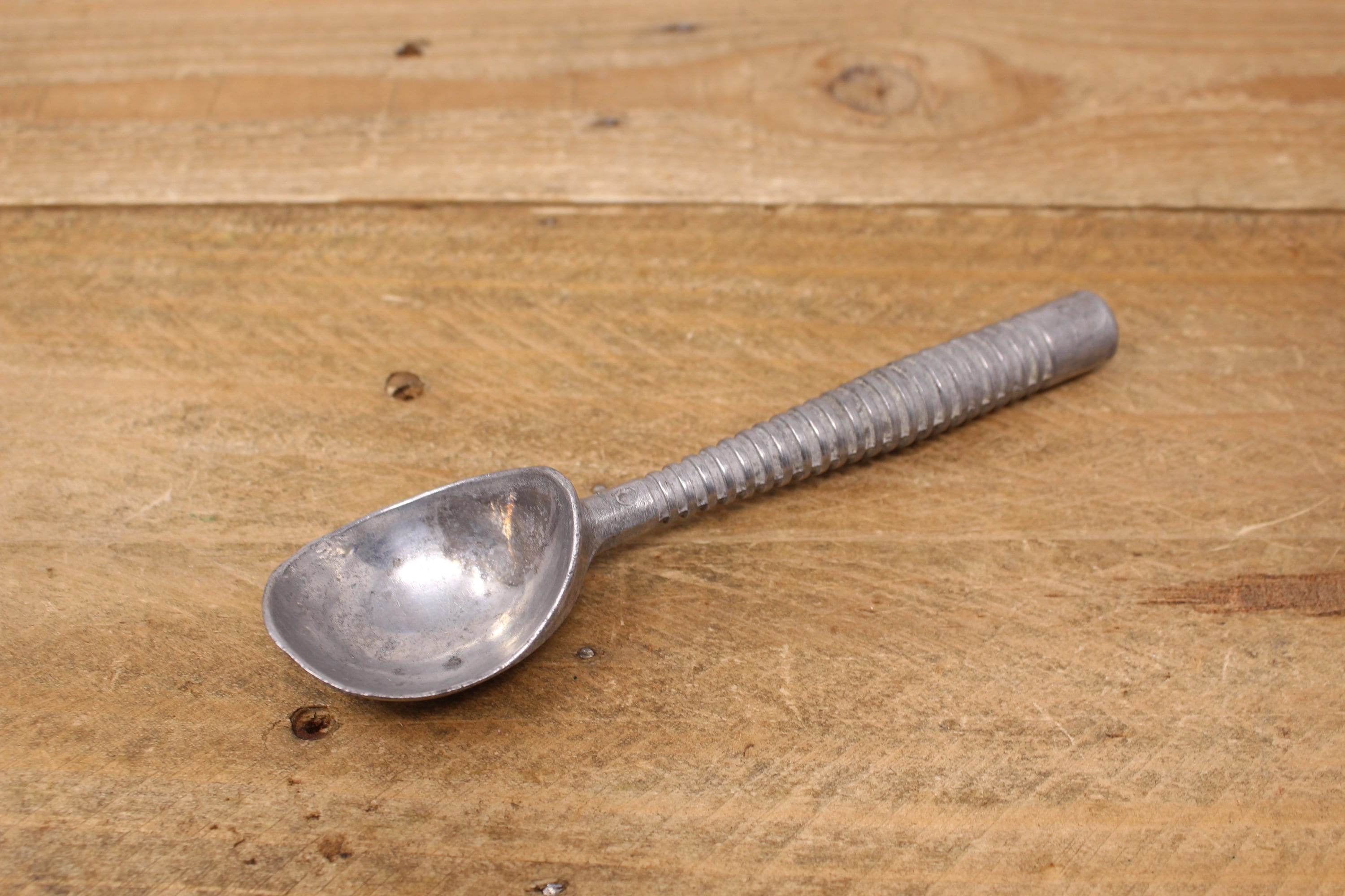 Vintage Ice Cream Scoop with Ribbed Handle