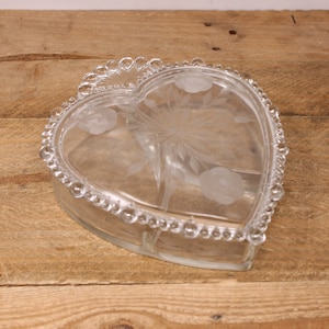 Vintage Paden City - Coeur divisé en deux - Boîte de bonbons avec couvercle gravé de roses avec décoration en mèche de chandelle