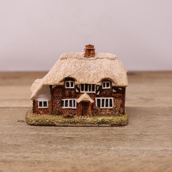 Lilliput Lane Honeysuckle Cottage – Handmade English Cottage