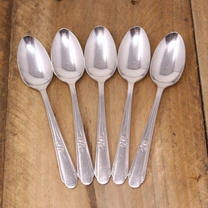 Wm. Rogers - Memory / Hiawatha - 5 Dessert Spoons / Teaspoons