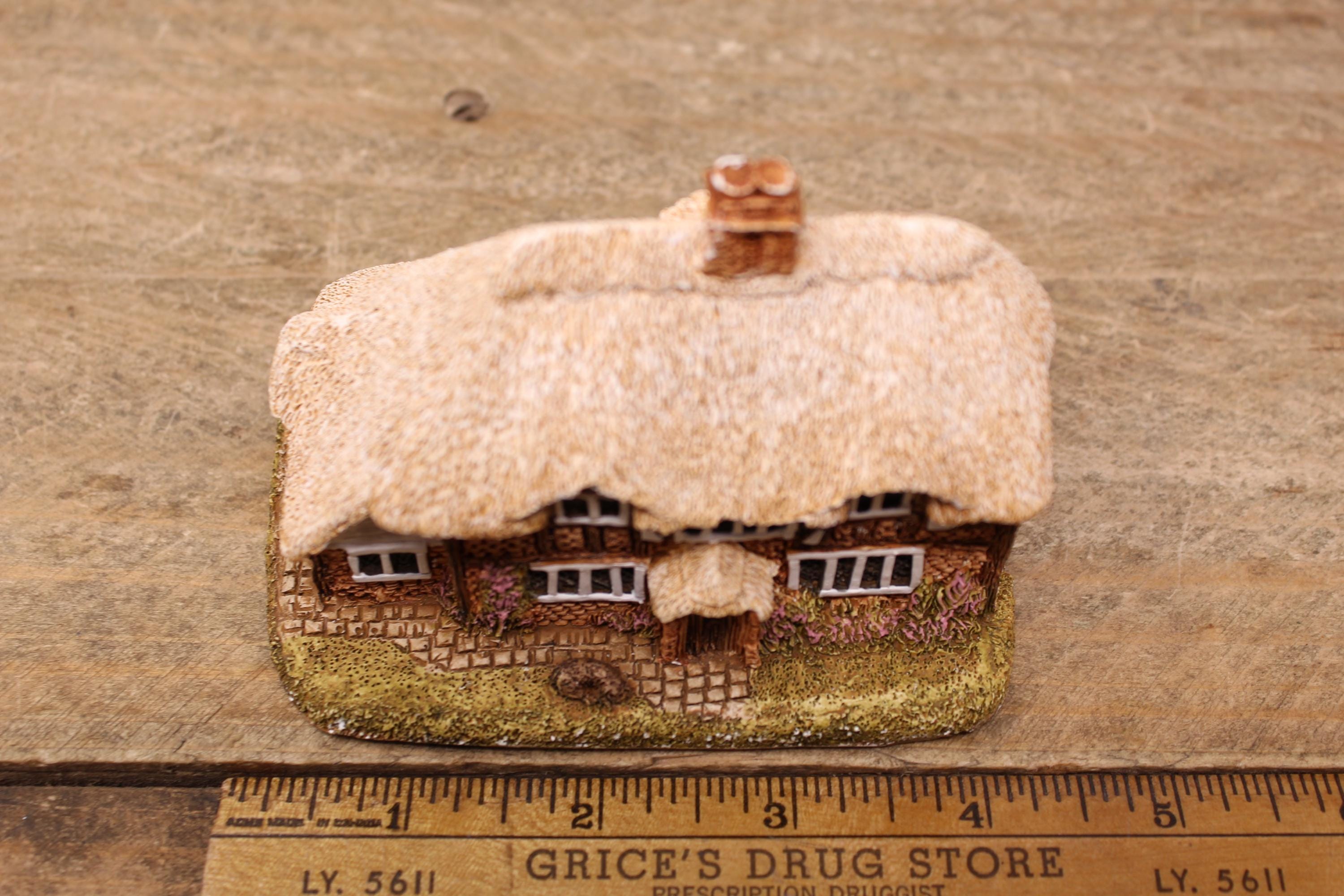 Lilliput Lane Honeysuckle Cottage – Handmade English Cottage