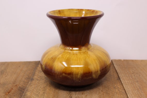 Blue Mountain Pottery vase, Yellow and brown Blue Mountain Pottery vase, Yellow and brown