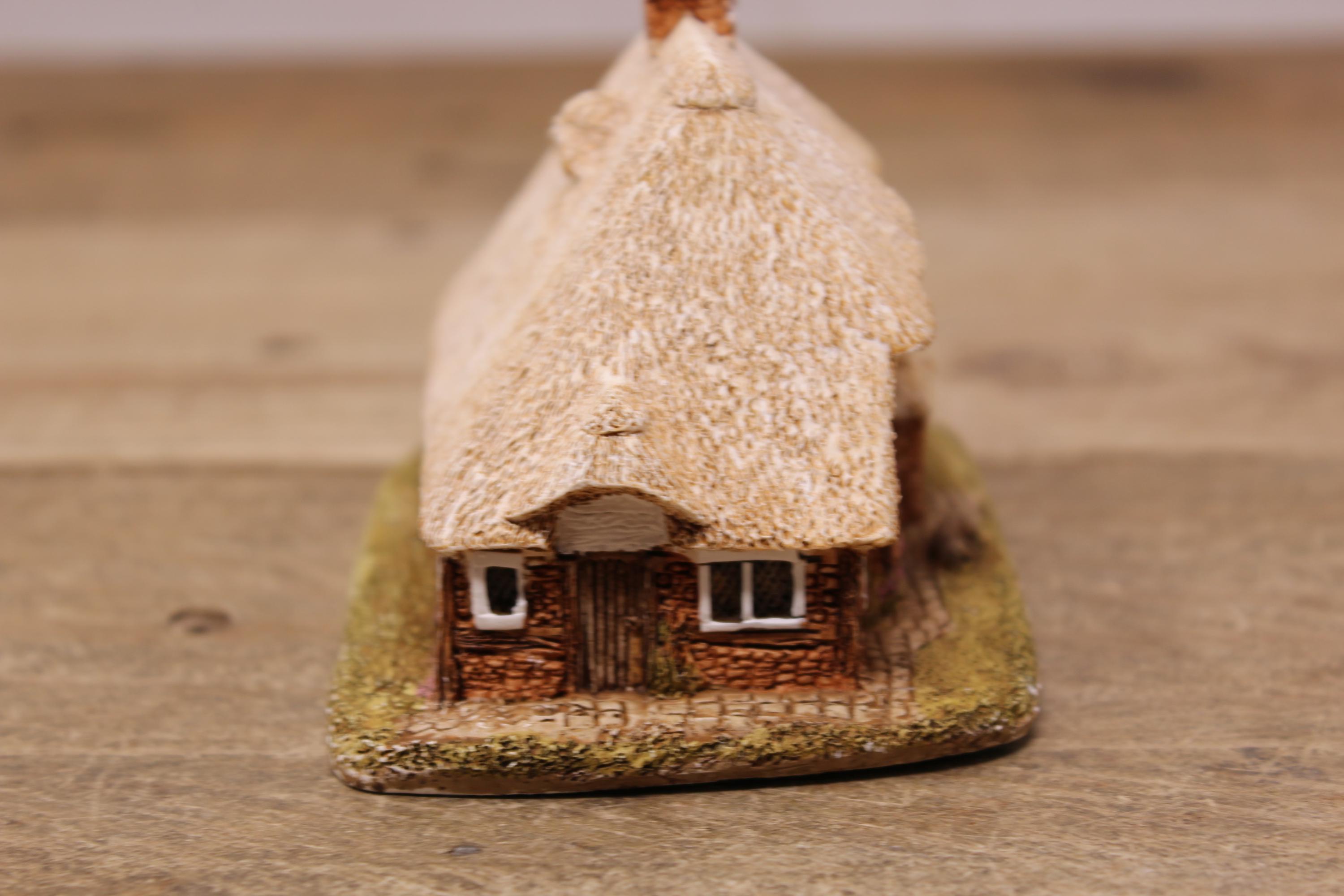 Lilliput Lane Honeysuckle Cottage – Handmade English Cottage